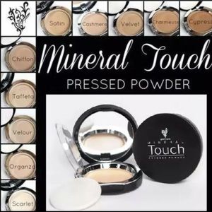 Mineral Touch Pressed Powder - Chenille